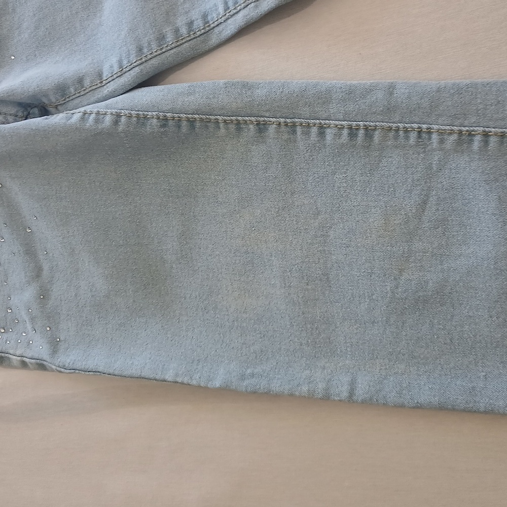 Celebrity  Light Blue Cropped Jeans with Distressed Hem Size 12 - Picture 8 of 8